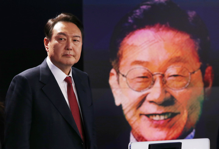 [서울=뉴시스] 국회사진기자단 = 국민의힘 윤석열 대선 후보가 11일 오후 서울 중구 매경미디어센터에서 열린 한국기자협회 주최·방송 6개사 공동 주관 '2022 대선후보 초청 토론'에서 방송 준비를 하고 있다. 2022.02.11. photo@newsis.com