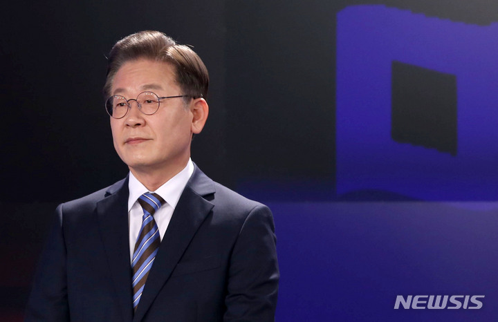 [서울=뉴시스] 국회사진기자단 = 더불어민주당 이재명 대선 후보가 11일 오후 서울 중구 매경미디어센터에서 열린 한국기자협회 주최·방송 6개사 공동 주관 '2022 대선후보 초청 토론'에서 방송 준비를 하고 있다. 2022.02.11. photo@newsis.com