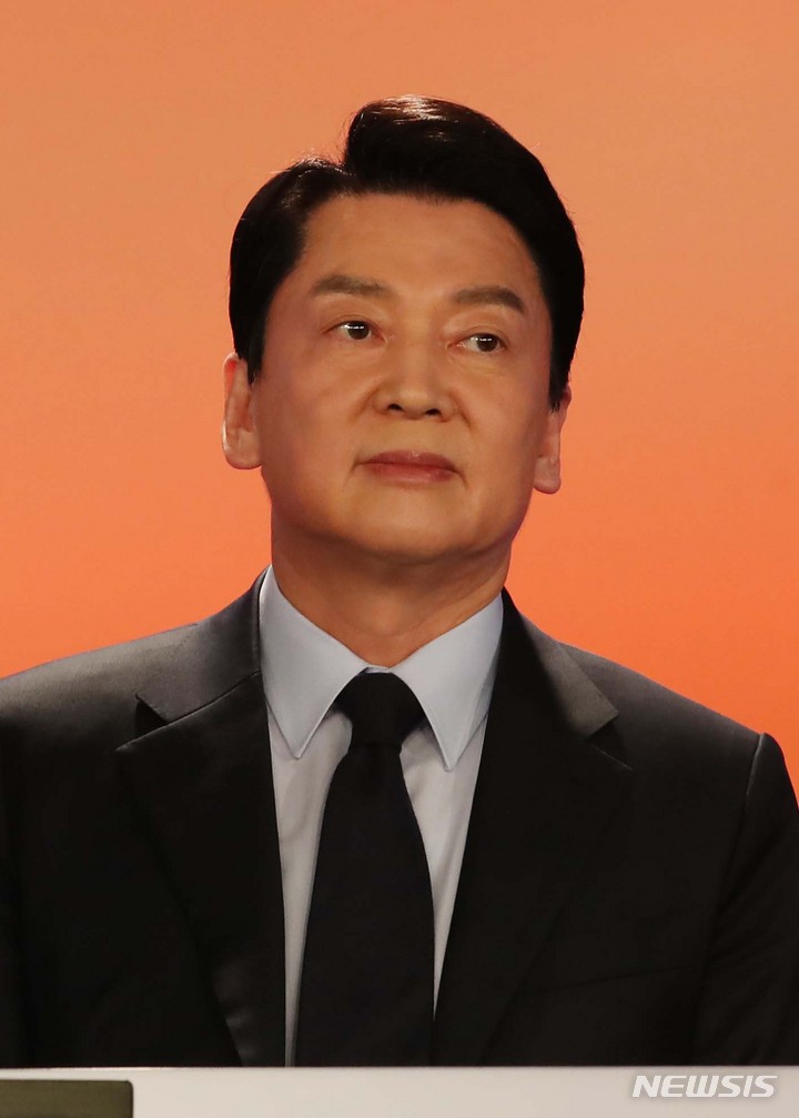 [서울=뉴시스] 국회사진기자단 = 안철수 국민의당 대선 후보가 11일 오후 서울 중구 매경미디어센터에서 열린 한국기자협회 주최방송 6개사 공동 주관 2022 대선후보 초청 토론회 시작에 앞서 리허설을 하고 있다. 2022.02.11. photo@newsis.com