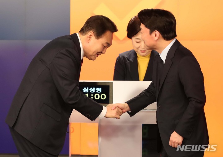 [서울=뉴시스] 국회사진기자단 = 윤석열 국민의힘 대선 후보와 안철수 국민의당 대선 후보가 11일 오후 서울 중구 매경미디어센터에서 열린 한국기자협회 주최방송 6개사 공동 주관 2022 대선후보 초청 토론회 시작에 앞서 인사하고 있다. 2022.02.11. photo@newsis.com