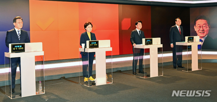 [서울=뉴시스] 국회사진기자단 = 이재명 더불어민주당 대선후보, 심상정 정의당 대선후보, 안철수 국민의당 대선후보, 윤석열 국민의힘 대선후보가 11일 오후 서울 중구 매경미디어센터에서 열린 한국기자협회 주최방송 6개사 공동 주관 2022 대선후보 초청 토론회 시작에 앞서 리허설을 하고 있다. 2022.02.11. photo@newsis.com