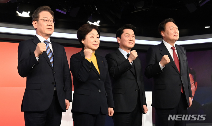 [서울=뉴시스] 국회사진기자단 = 이재명 더불어민주당 대선후보, 심상정 정의당 대선후보, 안철수 국민의당 대선후보, 윤석열 국민의힘 대선후보가 11일 오후 서울 중구 매경미디어센터에서 열린 한국기자협회 주최방송 6개사 공동 주관 2022 대선후보 초청 토론회 시작에 앞서 기념촬영을 하고 있다. 2022.02.11. photo@newsis.com