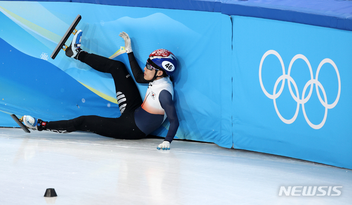 [베이징(중국)=뉴시스] 고범준 기자 = 11일 오후 중국 베이징 캐피털 실내경기장에서 열린 2022 베이징동계올림픽 쇼트트랙 남자 500m 예선, 한국 이준서가 넘어지고 있다. 2022.02.11. bjko@newsis.com