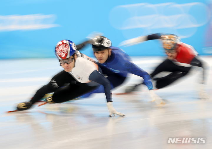 [베이징(중국)=뉴시스] 김병문 기자 = 11일 오후 중국 베이징 캐피털 실내경기장에서 열린 2022 베이징동계올림픽 쇼트트랙 남자 500m 예선, 한국 황대헌이 역주하고 있다. 2022.02.11. dadazon@newsis.com