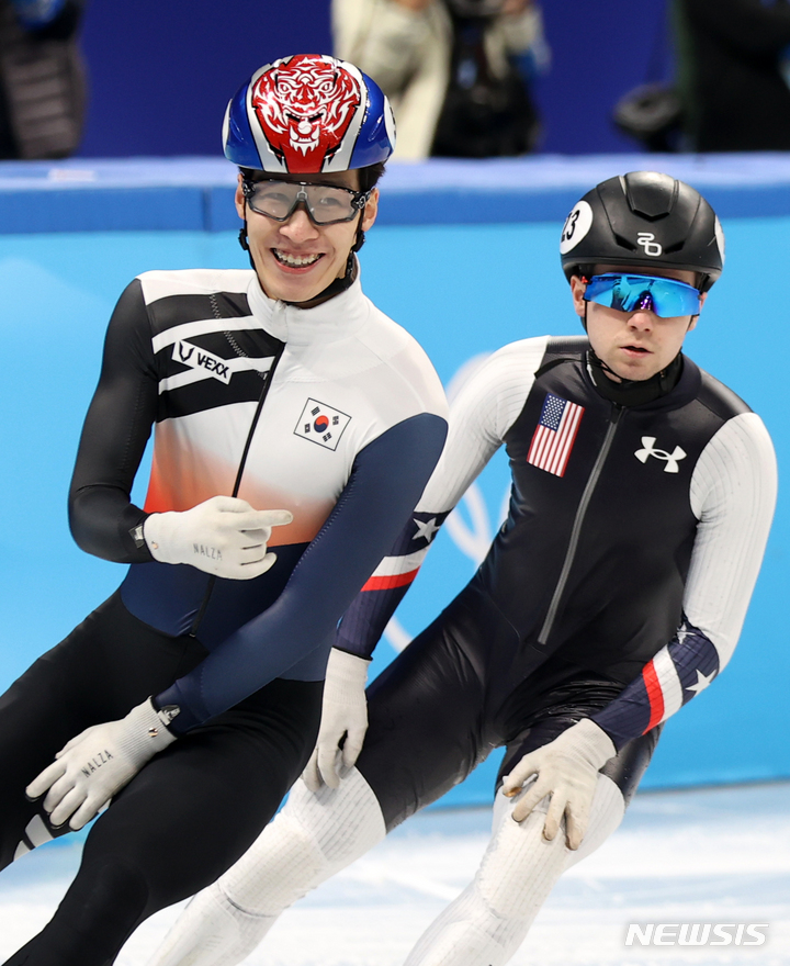 [베이징(중국)=뉴시스] 김병문 기자 = 11일 오후 중국 베이징 캐피털 실내경기장에서 열린 2022 베이징동계올림픽 쇼트트랙 남자 500m 예선, 한국 황대헌이 준준결승에 진출한 뒤 미소짓고 있다. 2022.02.11. dadazon@newsis.com