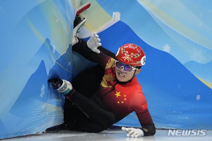 [베이징=AP/뉴시스]중국 남자 쇼트트랙이 어드밴스로 결승에 올랐다. 2022.02.11.