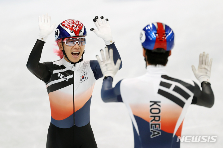 [베이징(중국)=뉴시스] 고범준 기자 = 11일 오후 중국 베이징 캐피털 실내경기장에서 열린 2022 베이징동계올림픽 쇼트트랙 남자 5000m 계주 준결승, 한국 곽윤기가 결승 진출한 뒤 기뻐하고 있다. 2022.02.11. bjko@newsis.com