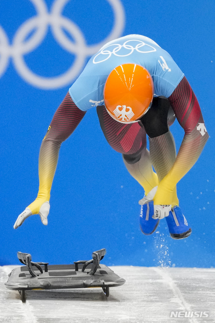 [베이징=AP/뉴시스] 2022 베이징동계올림픽 남자 스켈레톤에서 금메달을 딴 독일의 크리스토퍼 그로티어. 2022.02.11