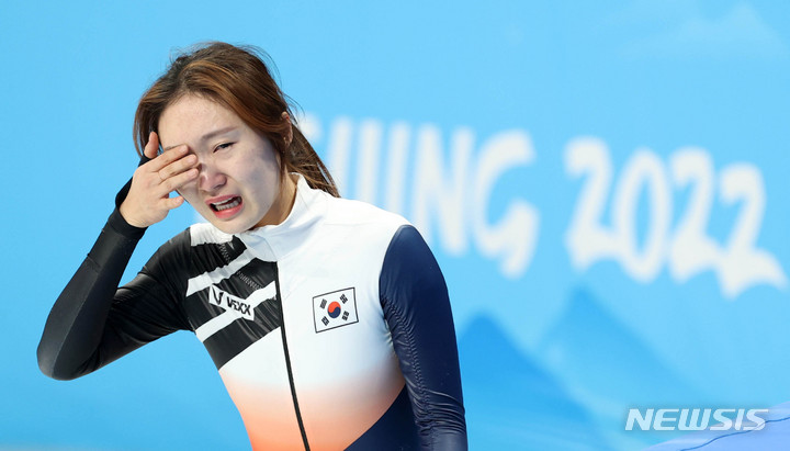 [베이징(중국)=뉴시스] 고범준 기자 = 11일 오후 중국 베이징 캐피털 실내경기장에서 열린 2022 베이징동계올림픽 쇼트트랙 여자 1000m 결승, 한국 최민정이 은메달을 획득한 후 아쉬움의 눈물을 흘리고 있다. 2022.02.11. bjko@newsis.com