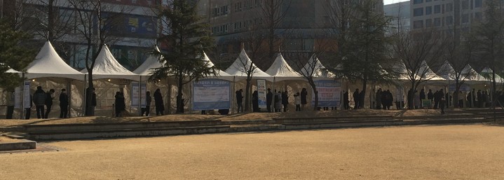 [대전=뉴시스] 조명휘 기자 = 대전시청에 광장에 마련된 선별진료소에서 많은 시민들이 코로나19 진단검사를 받기위해 줄을 서고 있다. 2022.02.12. photo@newsis.com *재판매 및 DB 금지