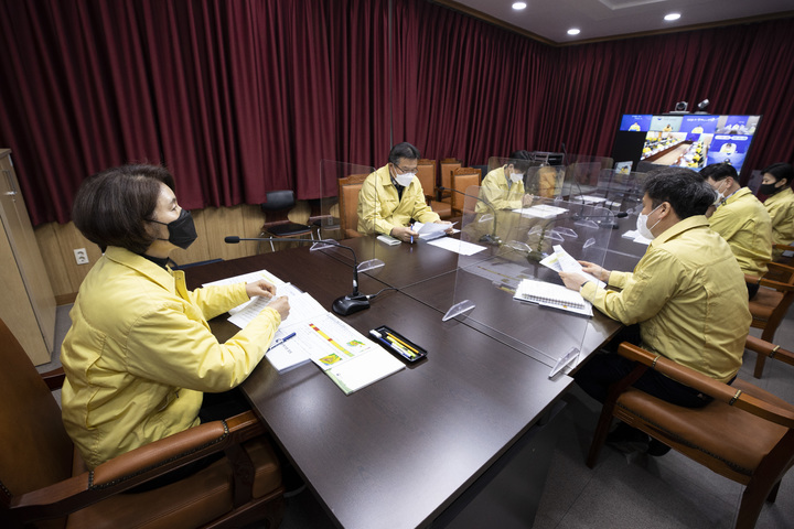 [서울=뉴시스 ] 한정애 환경부 장관이 12일 오전 한강홍수통제소 영상회의실에서 고농도 미세먼지 대응 상황점검회의(영상)를 주재하고 있다. (사진=환경부 제공). 2022.02.12. photo@newsis.com *재판매 및 DB 금지