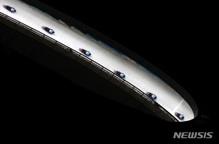 [베이징(중국)=뉴시스] 홍효식 기자 = 윤성빈이 11일 중국 베이징 옌칭 국립 슬라이딩 센터에서 열린 2022 베이징 동계올림픽 남자 스켈레톤 4차 레이스에서 주행하고 있다. (레이어 합성) 2022.02.11. yesphoto@newsis.com