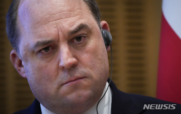 [모스크바=AP/뉴시스] 벤 월리스 영국 국방부 장관이 지난 2월11일(현지시간) 러시아 모스크바 주재 영국대사관에서 세르게이 쇼이구 러시아 국방장관과 회담한 뒤 공동 기자회견을 하고 있다. 2022.05.09.