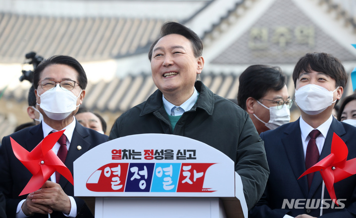 [전주=뉴시스] 전신 기자 = 윤석열 국민의힘 대선 후보가 12일 전북 전주역 앞에서 정책 공약을 홍보하는 '열정열차'에 탑승하기 전 전북지역 공약을 발표하고 있다. 2022.02.12. photo1006@newsis.com
