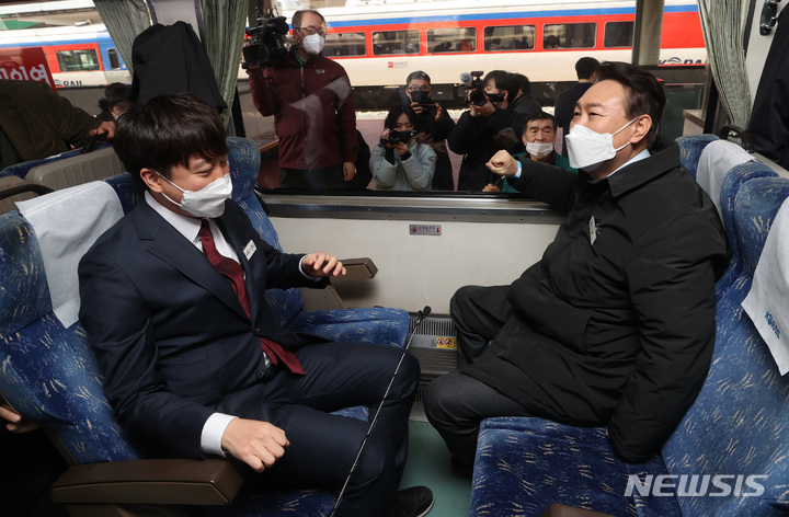 [전주=뉴시스] 전신 기자 = 윤석열 국민의힘 대선 후보와 이준석 대표가 12일 전북 전주역에서 정책 공약을 홍보하는 '열정열차'에 탑승해 있다. 2022.02.12. photo1006@newsis.com