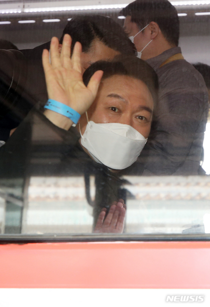 [전주=뉴시스] 전신 기자 = 윤석열 국민의힘 대선 후보가 12일 전북 전주역에서 정책 공약을 홍보하는 '열정열차'에 탑승해 손을 흔들고 있다. 2022.02.12. photo1006@newsis.com