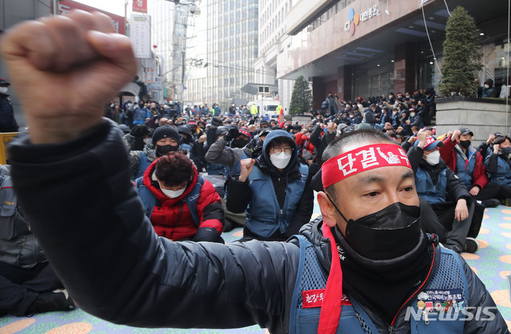 [서울=뉴시스] 권창회 기자 = 전국택배노동조합 소속 조합원들이 지난 12일 서울 중구 CJ대한통운 본사 앞에서 열린 '과로사대책 사회적합의 이행, CJ대한통운 대화 촉구, 조속한 해결을 위한 108배'를 마치고 구호를 외치고 있다. 2022.02.12. kch0523@newsis.com