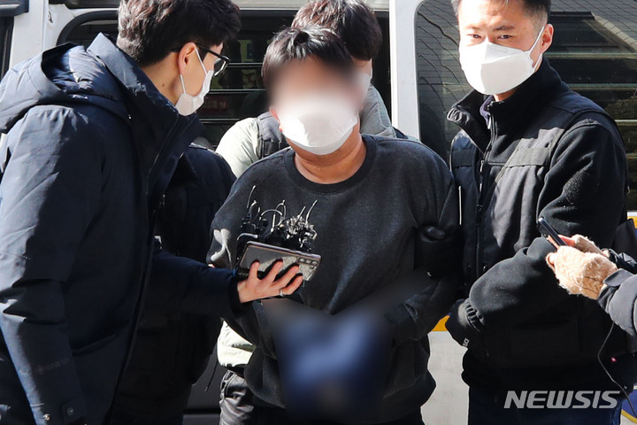 [서울=뉴시스] 권창회 기자 = 부모와 형을 살해한 혐의를 받고 있는 30대 남성 김모 씨가 지난 2월12일 오후 서울 양천구 남부지방법원에서 열린 영장실질심사에 출석하고 있다. 2022.02.12. kch0523@newsis.com