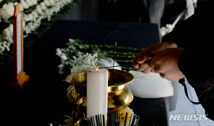 [광주=뉴시스] 변재훈 기자 = 12일 광주 서구 화정동 HDC현대산업개발 신축 아파트 공사 현장 인근에 차려진 지난달 발생한 붕괴 사고로 숨진 피해자를 추모하는 합동 분향소에서 한 시민이 분향하고 있다. 2022.02.12. wisdom21@newsis.com