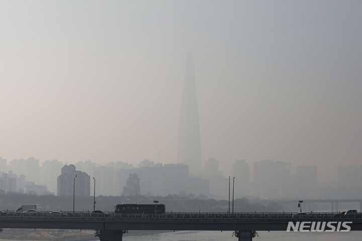[서울=뉴시스] 권창회 기자 = 서울·인천·경기·세종·충남·전북 등 6개 시·도 지역에 초미세먼지 예비저감조치가 발령된 12일 서울 도심이 초미세먼지로 뿌옇게 보이고 있다. 2022.02.12. kch0523@newsis.com