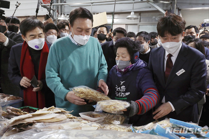 [남원=뉴시스] 전신 기자 = 윤석열 국민의힘 대선 후보가 12일 전북 남원 춘향골공설시장을 방문해 건어물을 구입하고 있다. 2022.02.12. photo1006@newsis.com
