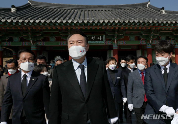 [남원=뉴시스] 전신 기자 = 윤석열 국민의힘 대선 후보가 12일 전북 남원 만인의총에서 참배한 후 이동하고 있다. 2022.02.12. photo1006@newsis.com