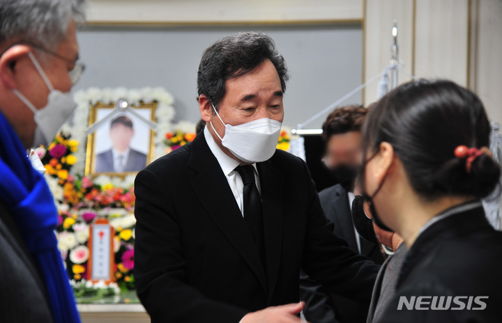 [여수=뉴시스] 이영주 기자 = 이낙연 더불어민주당 총괄선대위원장이 12일 전남 여수제일병원 장례식장에 마련된 여수산단 여천NCC 폭발 사고 희생자 빈소를 찾아 조문하고 있다. 2022.02.12. leeyj2578@newsis.com