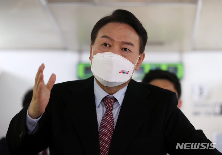 [순천=뉴시스] 전신 기자 = 윤석열 국민의힘 대선 후보가 12일 전남 순천역에서 여수EXPO역으로 향하는 '열정열차'에서 취재진 질의에 답하고 있다. 2022.02.12. photo1006@newsis.com