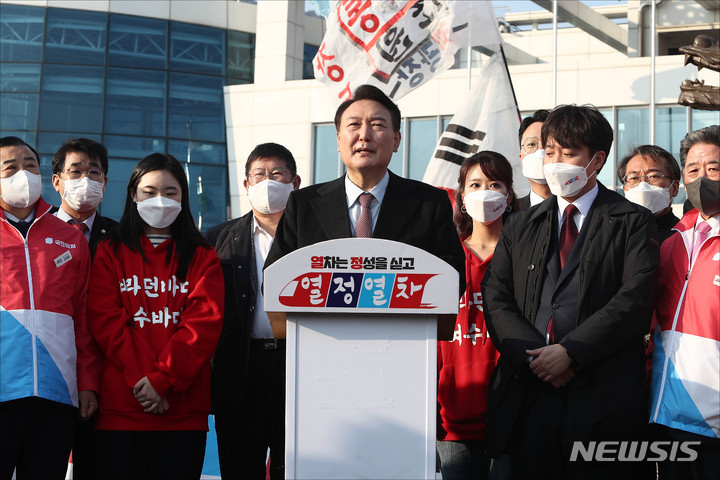 [여수=뉴시스] 전신 기자 = 윤석열 국민의힘 대선 후보가 12일 전남 여수EXPO역 앞에서 연설하고 있다. 2022.02.12. photo1006@newsis.com