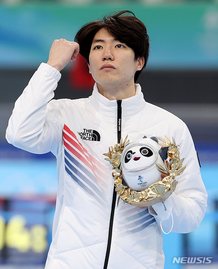 [베이징(중국)=뉴시스] 김병문 기자 = 12일 오후 중국 베이징 국립 스피드 스케이팅 오벌 경기장에서 열린 2022 베이징 동계올림픽 스피드 스케이팅 남자 500m 경기가 끝난 뒤 열린 플라워 세리머니에서 은메달을 차지한 차민규가 빙둔둔을 들고 있다. 2022.02.12. dadazon@newsis.com