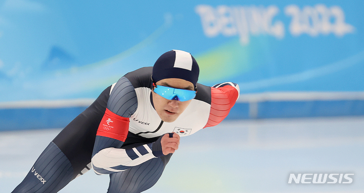 [베이징(중국)=뉴시스] 김병문 기자 = 12일 오후 중국 베이징 국립 스피드 스케이팅 오벌 경기장에서 열린 2022 베이징 동계올림픽 스피드 스케이팅 남자 500m 경기, 한국 차민규가 역주하고 있다. 2022.02.12. dadazon@newsis.com
