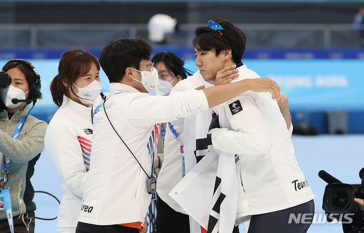 [베이징(중국)=뉴시스] 김병문 기자 = 12일 오후 중국 베이징 국립 스피드 스케이팅 오벌 경기장에서 열린 2022 베이징 동계올림픽 스피드 스케이팅 남자 500m 경기, 한국 차민규가 은메달을 확정하고 잠시 울먹이고 있다. 2022.02.12. dadazon@newsis.com