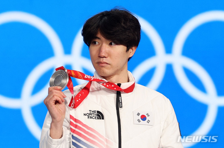 [베이징(중국)=뉴시스] 홍효식 기자 = 스피드 스케이팅 차민규가 12일 오후 중국 베이징 메달 플라자에서 열린 스피드 스케이팅 남자 500m 메달 세리머니에서 은메달을 들고 있다. 2022.02.12. yesphoto@newsis.com