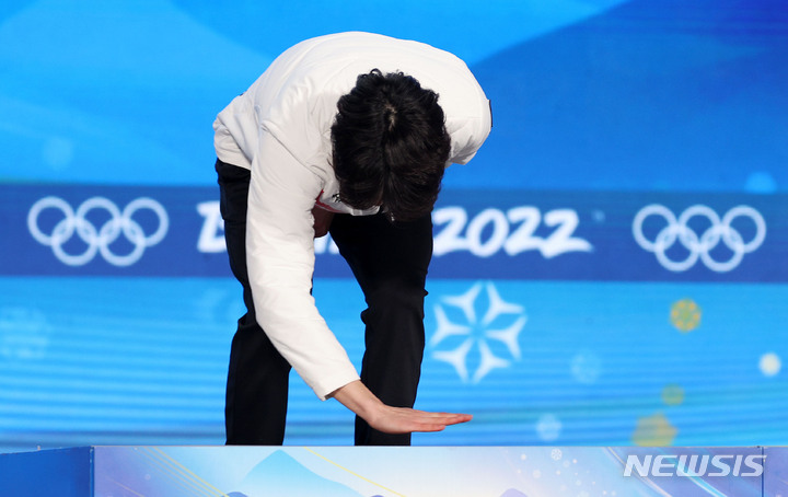 [베이징(중국)=뉴시스] 홍효식 기자 = 스피드 스케이팅 차민규가 12일 오후 중국 베이징 메달 플라자에서 열린 스피드 스케이팅 남자 500m 메달 세리머니에서 시상대를 오르기 전 닦고 있다. 2022.02.12. yesphoto@newsis.com