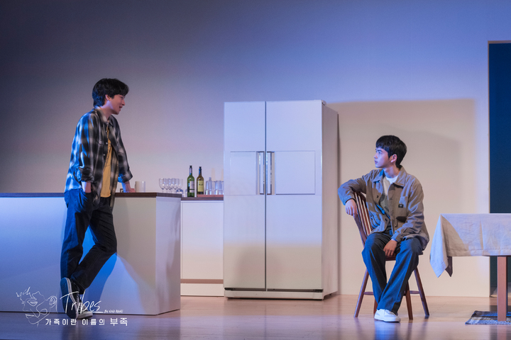 [서울=뉴시스]연극 '가족이란 이름의 부족' 공연 사진. (사진=노네임씨어터컴퍼니 제공) 2022.02.13. photo@newsis.com *재판매 및 DB 금지