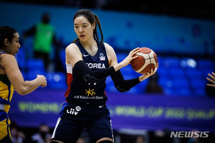 [서울=뉴시스]여자농구 국가대표 박지수 (사진 = FIBA 제공)