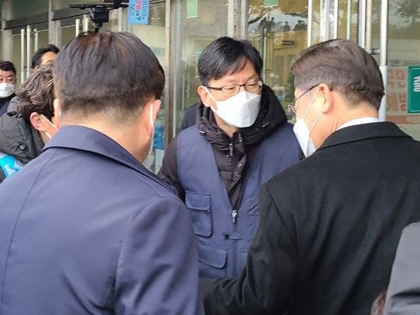 [제주=뉴시스] 제주칼호텔 매각 중단을 위한 도민연대가 13일 제주4·3평화교육센터 앞에서 이재명 더불어민주당 대통령 선거 후보에게 ‘칼호텔 매각중단과 고용보장 대책을 요구하는 건의문’을 전달하고 있다. (사진=제주칼호텔매각중단을위한도민연대 제공) 2022.02.13. photo@newsis.com *재판매 및 DB 금지