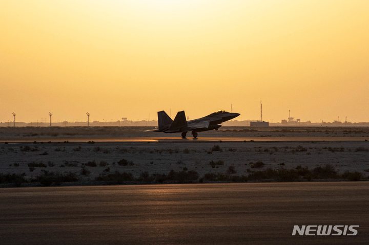 [아부다비(아랍에미리트)=AP/뉴시스]미 공군의 F-22 랩터 전투기 한 대가 12일(현지시간) 아랍에미리트(UAE) 아부다비의 알다프라 공군기지에 도착하고 있다. 이는 예멘을 겨냥한 후티 반군의 미사일 공격에 대한 미 방어 대응의 일환이다. 2022.2.13
