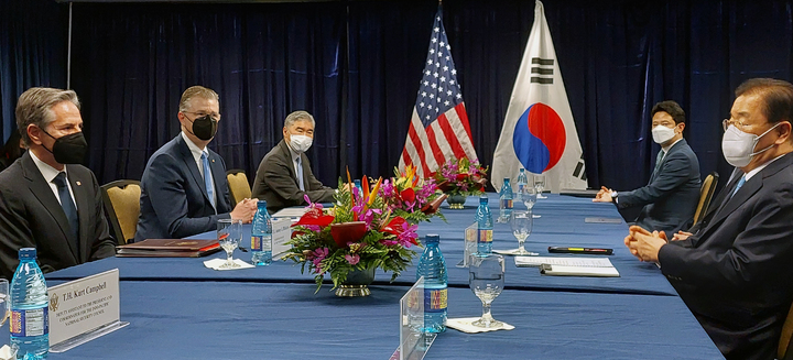 [호놀룰루=뉴시스] 김난영 특파원 = 정의용 외교부장관이 12일(현지시간) 하와이 호놀룰루 아시아·태평양안보연구소(APCSS)에서 토니 블링컨 미국 국무장관과 한·미 외교장관 회담을 하고 있다.2022.02.13. imzero@newsis.com