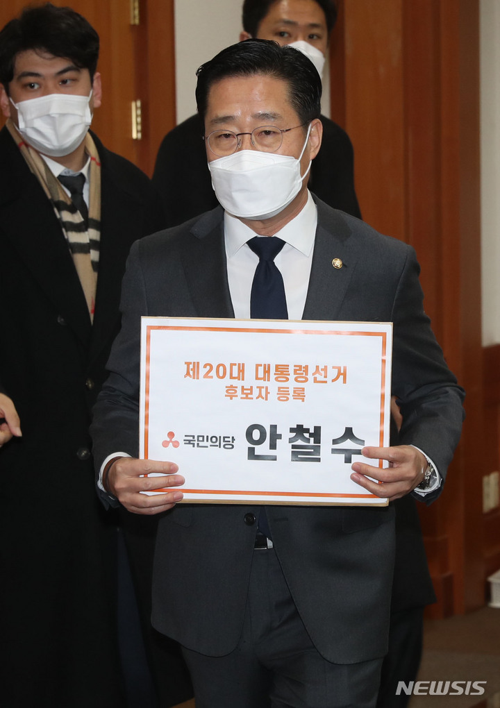 [과천=뉴시스] 국회사진기자단 = 안철수 국민의당 대선 후보 대리인인 국민의당 이태규 의원이 제20대 대통령 후보자 등록 첫날인 13일 과천 중앙선관위에서 후보등록을 하고 있다. 2022.02.13. photo@newsis.com