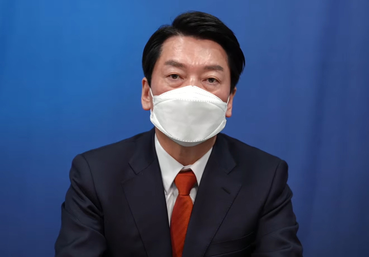 [서울=뉴시스] 최진석 기자 = 안철수 국민의당 대선 후보가 지난 13일 유튜브를 통한 특별 기자회견에서 야권후보 단일화 제안을 하고 있다. (사진= 안철수 유튜브 캡쳐) 2022.02.13. photo@newsis.com *재판매 및 DB 금지