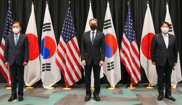 [서울=뉴시스] 12일(현지시간) 하와이 호놀룰루 아시아·태평양안보연구소(APCSS)에서 정의용 외교부장관과 토니 블링컨 미국 국무장관, 하야시 요시마사 일본 외무상과 한·미·일 외교장관 회의 전 기념촬영을 하고 있다. (사진=외교부 제공). 2022.02.13. photo@newsis.com *재판매 및 DB 금지