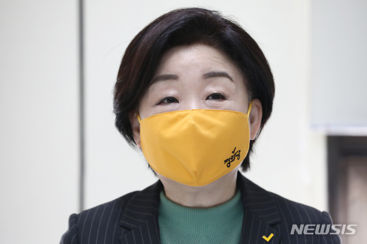 [과천=뉴시스] 국회사진기자단 = 심상정 정의당 대선 후보가 13일 오전 경기 과천시 정부과천청사 보건복지상담센터 회의실에서 열린 '#지워진_사람들' 129 보건복지상담센터 상담사 현장 간담회에서 발언을 하고 있다. 2022.02.13. photo@newsis.com