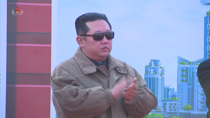 [서울=뉴시스] 지난 2월13일 북한 조선중앙TV는 김정은 조선노동당 총비서 겸 국무위원장이 평양 화성지구 1만 세대 주택 건설 착공식에 참석했다고 보도했다. (사진=조선중앙TV 갈무리 2022.02.13. photo@newsis.com *재판매 및 DB 금지