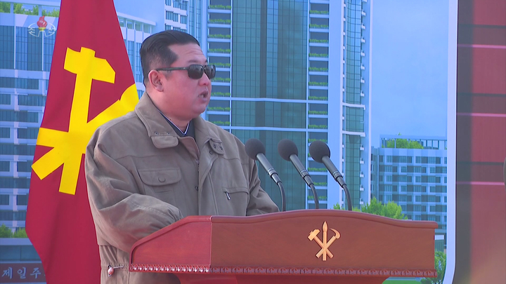[서울=뉴시스] 조선중앙TV는 김정은 조선노동당 총비서 겸 국무위원장이 평양 화성지구 1만세대 주택 건설 착공식에 참석해 연설했다고 13일 보도했다. (사진=조선중앙TV 캡처) 2022.02.13. photo@newsis.com *재판매 및 DB 금지