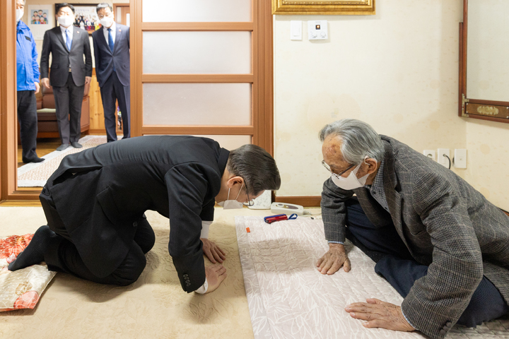 [서귀포=뉴시스] 최진석 기자 = 이재명(왼쪽) 더불어민주당 대선 후보가 13일 제주 서귀포시를 찾아 제주 유일 생존 독립운동 애국지사 강태선 애국지사에게 세배를 하고 있다. (사진= 더불어민주당 선대위 제공) 2022.02.13. photo@newsis.com *재판매 및 DB 금지