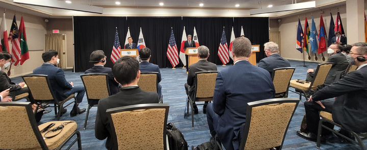 [호놀룰루=뉴시스] 김난영 특파원 = 12일(현지시간) 하와이 호놀룰루 아시아·태평양안보연구소(APCSS)에서 정의용 외교부장관과 토니 블링컨 미국 국무장관, 하야시 요시마사 일본 외무상과 한·미·일 외교장관 회의를 마친 후 공동기자회견을 하고 있다. 2022.02.13. imzero@newsis.com