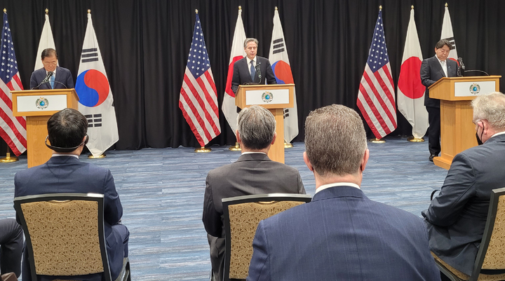 [호놀룰루=뉴시스] 김난영 특파원 = 12일(현지시간) 하와이 호놀룰루 아시아·태평양안보연구소(APCSS)에서 정의용 외교부장관과 토니 블링컨 미국 국무장관, 하야시 요시마사 일본 외무상과 한·미·일 외교장관 회의를 마친 후 공동기자회견을 하고 있다. 2022.02.13. imzero@newsis.com