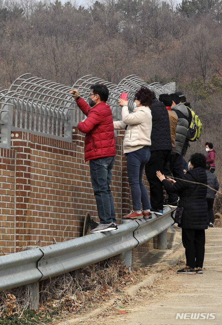 [대구=뉴시스] 이무열 기자 = 13일 오후 박근혜 전 대통령이 퇴원 후 머물 것으로 알려진 대구 달성군 유가읍 사저를 지지자들이 내부 시설을 구경하고 있다. 2022.02.13. lmy@newsis.com