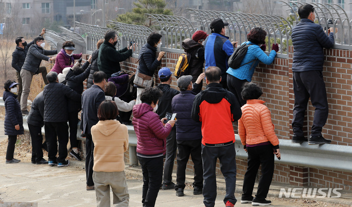 [대구=뉴시스] 이무열 기자 = 13일 오후 박근혜 전 대통령이 퇴원 후 머물 것으로 알려진 대구 달성군 유가읍 사저를 지지자들이 내부 시설을 구경하고 있다. 2022.02.13. lmy@newsis.com